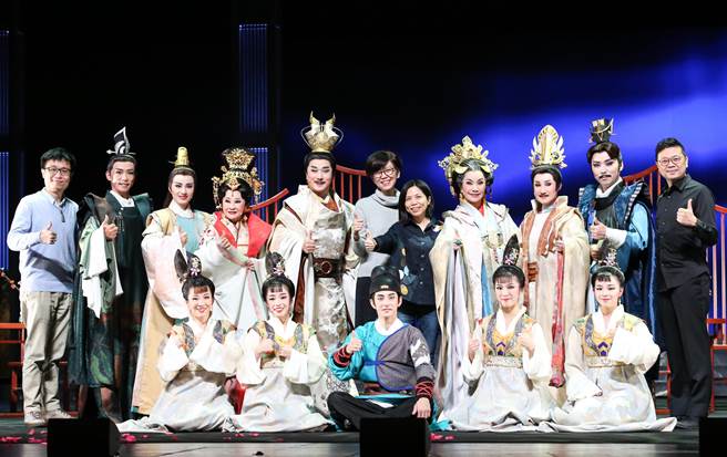 唐美雲歌仔戲團製作創團25周年全新大戲《冥遊記-帝王之宴》，20日舉行彩排記者會主要演員及團隊來賓大合照。（陳俊吉攝）