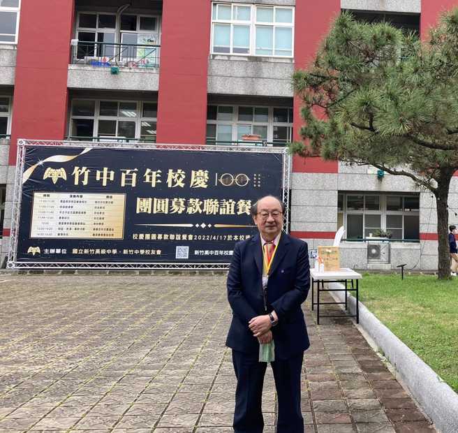 行政院顾问郑宏辉日前和立院民进党团总召柯建铭一起回母校新竹中学参加100周年校庆。
取自柯建铭脸书