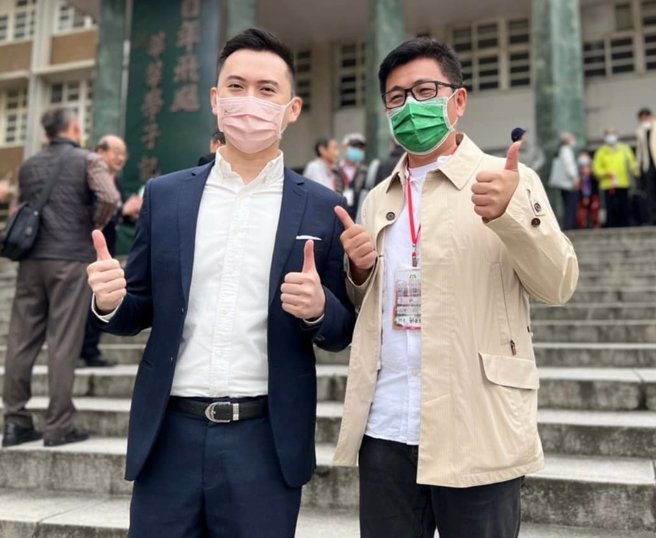 行政院顾问郑宏辉日前和立院民进党团总召柯建铭一起回母校新竹中学参加100周年校庆。
取自郑宏辉脸书