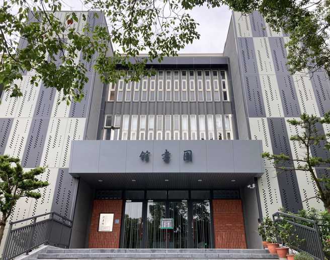 行政院顾问郑宏辉日前和立院民进党团总召柯建铭一起回母校新竹中学参加100周年校庆。
取自柯建铭脸书