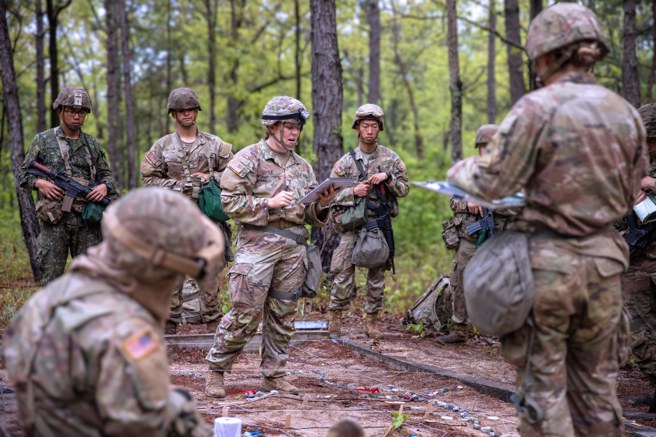 后方左一的亚洲脸孔军人握步枪、戴眼镜、穿迷彩服，左胸有「中华民国陆军」标章。取自U.S. Army Armor Basic Officer Leader Course脸书