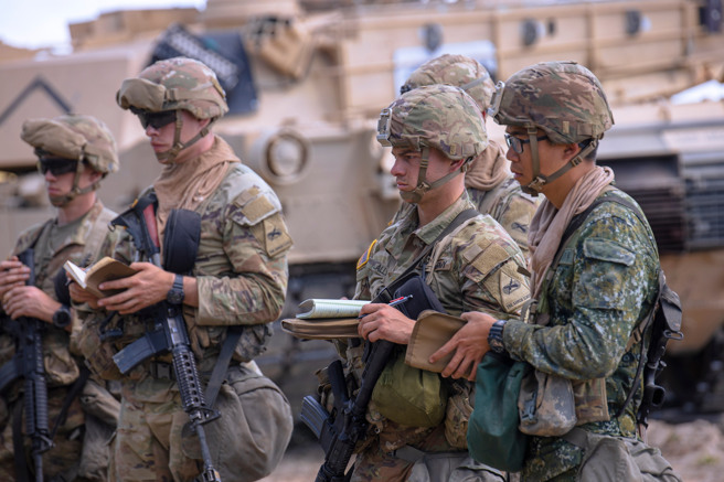 右一的受训者，迷彩服左胸有「中华民国陆军」标章。取自U.S. Army Armor Basic Officer Leader Course脸书