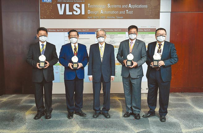工研院主办「VLSI国际研讨会」并于会中颁发ERSO Award，图左起为台达电子执行长郑平、佳世达科技董事长陈其宏、潘文渊文教基金会董事长史钦泰、友达光电董事长暨执行长彭双浪、久元电子董事长汪秉龙。图／工研院提供