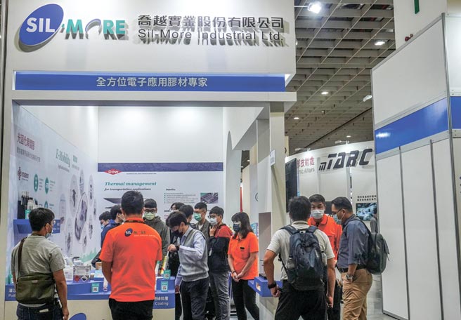 乔越积极参加国内各项展览，今年车电展也针对电动车潮流，展出完整车用电子材料应用解决方案。图／业者提供