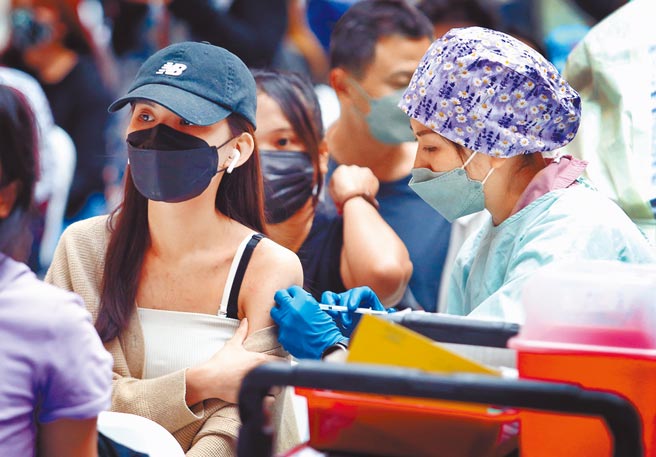 衛福部ACIP今天將開會討論，是否讓國內幼童接種疫苗，以及開打莫德納的時間。國內新冠肺炎疫情持續升溫，許多民眾19日前往設在台北車站的接種站施打莫德納及高端疫苗，800個現場掛號名額瞬間秒殺。（范揚光攝）