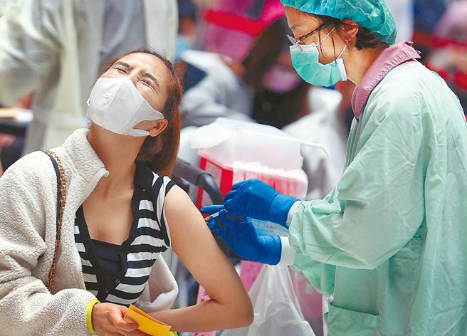 國內新冠肺炎疫情持續升溫，台大醫院雲林分院副院長馬惠明呼籲，爺奶爸媽們3劑疫苗都要打好打滿，至少要讓家成為小孩最安全的地方。圖為民眾19日在台北車站的接種站施打疫苗的畫面。（范揚光攝）