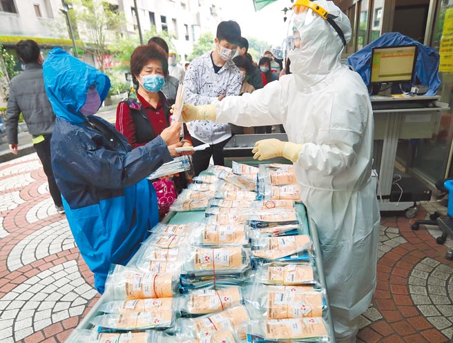 市面上快筛试剂大缺货，汐止国泰医院的筛检站，19日有不少民眾被通知前往领取居家检疫的快筛试剂。（郑任南摄）