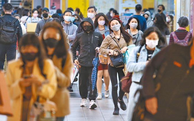 国内新冠肺炎疫情延烧，19日本土新增1626例，新增本土个案多日突破千人，下班时刻民眾戴口罩保护自己。（王英豪摄）