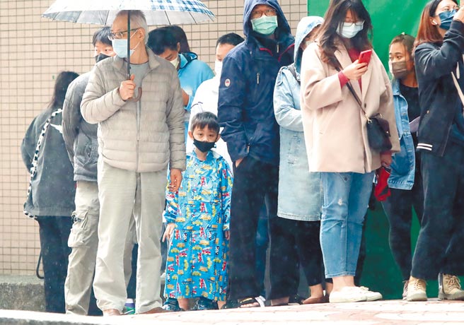 新冠肺炎疫情持续升温，本土连续多日确诊案例都飙破千例，19日本土确诊有1626例并有2例死亡个案。收到通知的民眾，到汐止国泰医院的筛检站，排队领取居家检疫快筛试剂并进行快筛。（郑任南摄）