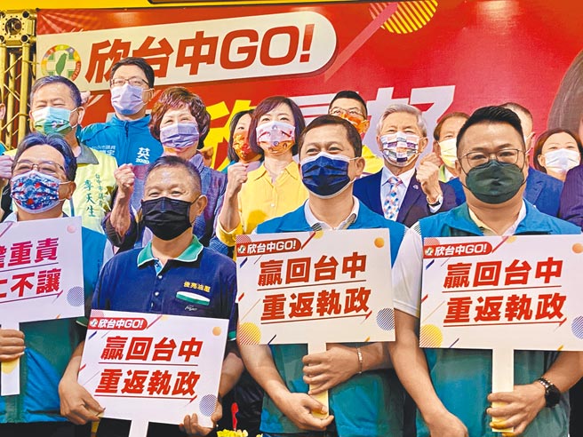 立委何欣纯（二排中）19日大动作宣布争取台中市长徵召参选，到场相挺包括亲英系、正国会等绿营重量级人士，展现战斗力。（卢金足摄）