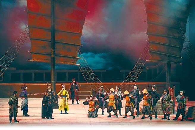 明華園總團和宏達電（HTC）攜手合作推出「海賊之王NFT全球限量珍藏版卡包」，以打造歌仔戲元宇宙的企圖心，接軌新時代。（明華園總團提供）