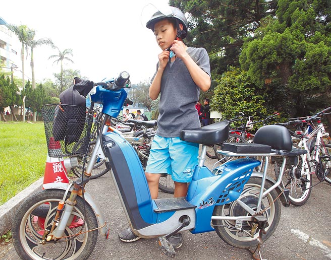 电动自行车纳管，挂牌投保才能上路。（本报资料照片）