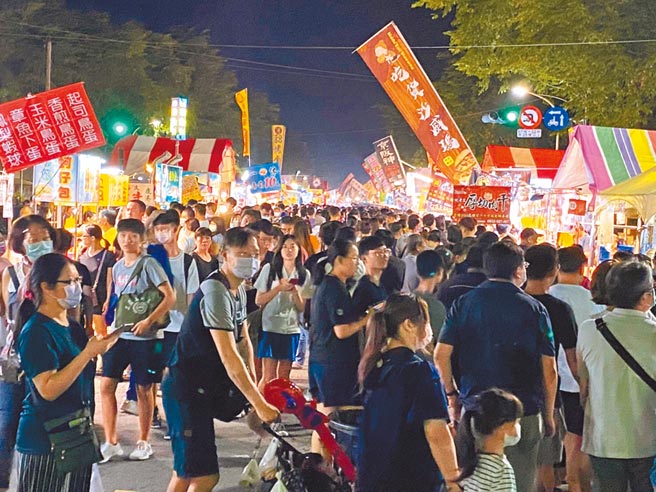 全台唯一流传近300年的传统交易市集高雄冈山蓝藿会，每年在妈祖生日、中秋节前夕及义民爷生日举办，每场次约吸引5万多人潮参观，相当热闹。（冈山区公所提供／林雅惠高雄传真）