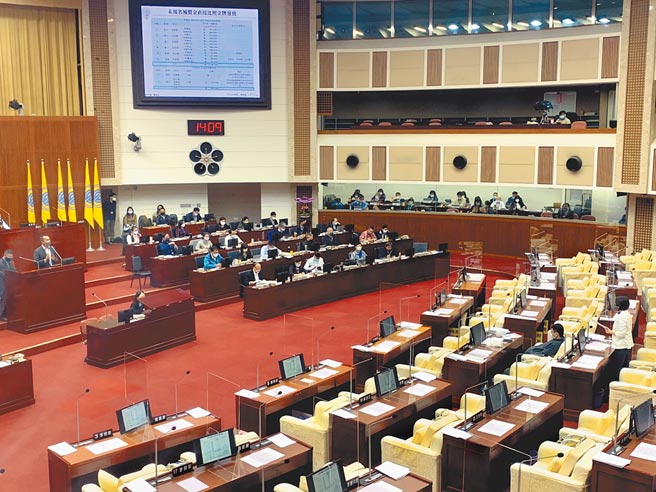 台北市体育局去年「漏报」新北市全国运动会铁人三项混合接力赛事，议员简舒培接获爆料，质疑市府犯下行政疏失后，却巧立名目发放285万「补偿奖励金」给未参赛的选手，让市民埋单。（黄婉婷摄）