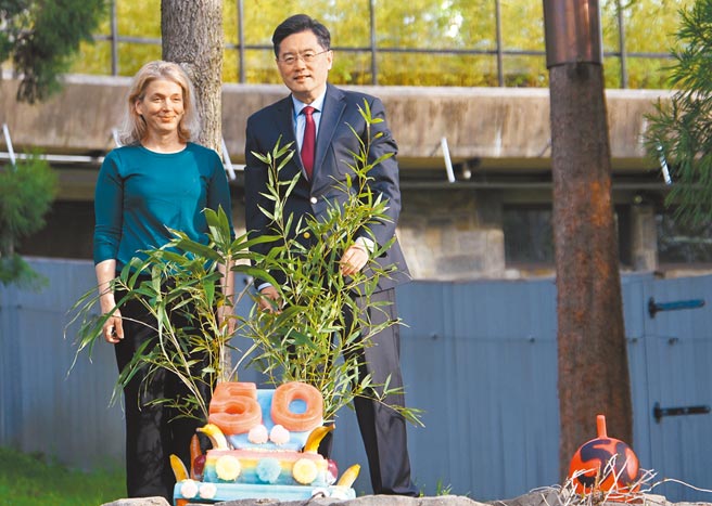 中国驻美大使秦刚表示，中俄关系变坏，美俄关系也不会因此好，如果中美关系搞砸，对全世界更没好处。图为4月16日，美国华盛顿国家动物园举行大熊猫抵美50周年庆祝活动。秦刚（右）出席活动。（中新社）