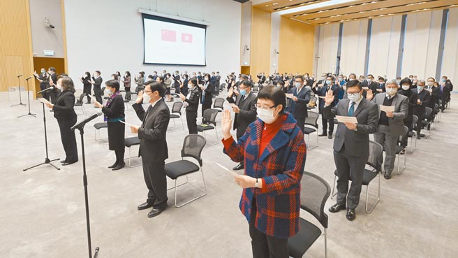 香港特區政府公務員離職數創回歸以來新高。圖為香港特別行政區政府公務員宣誓儀式。（中新社）
