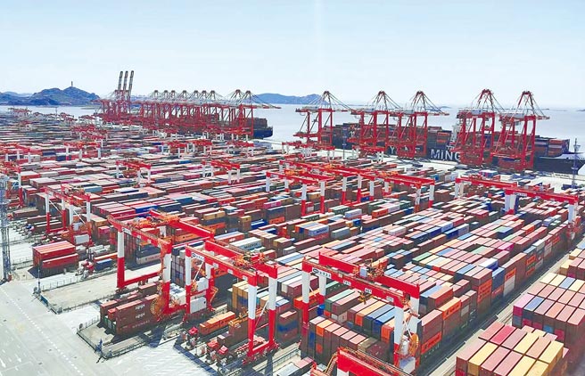 大陆3月经济受疫情衝击明显放缓，且防疫限制给4月和第2季带来更大下行压力。瑞银投资银行下调大陆今年GDP增长预测，从5％下调至4.2％。图为上海港集装箱码头。（新华社）