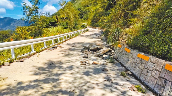 新竹县五峰乡云山替代道路投入6000万元改善道路，让居民往返的路更加安全便利。（新竹县府提供／邱立雅竹县传真）