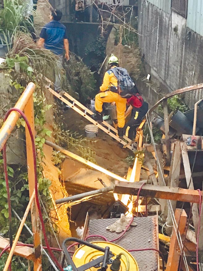 台中市太平區1家預拌廠19日下午驚傳外部邊坡擋土牆塌陷，導致1名泰籍移工遭大量土石埋住，救難人員利用器材挖掘，救出被壓在預拌廠擋土牆下的移工，但該名移工送醫後傷重不治，客死異鄉。（民眾提供／盧金足台中傳真）