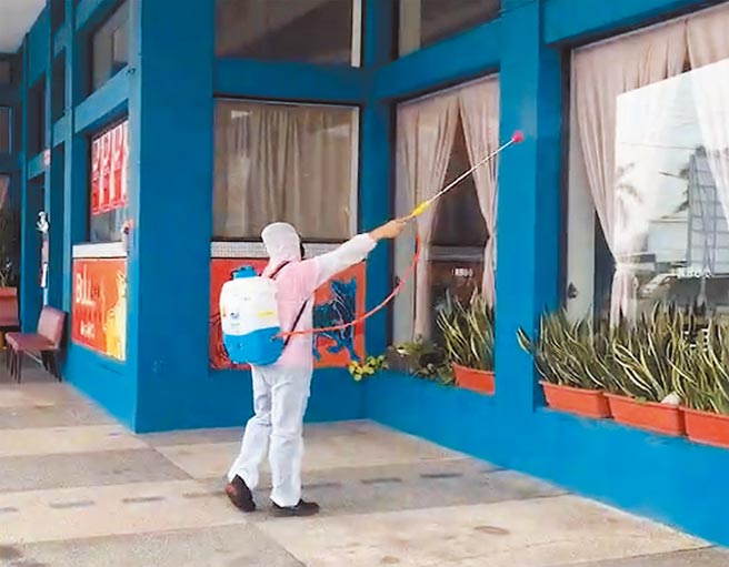 台南市19日新增45例確診，市府派員前往相關場所清消。（台南市府提供／洪榮志台南傳真）