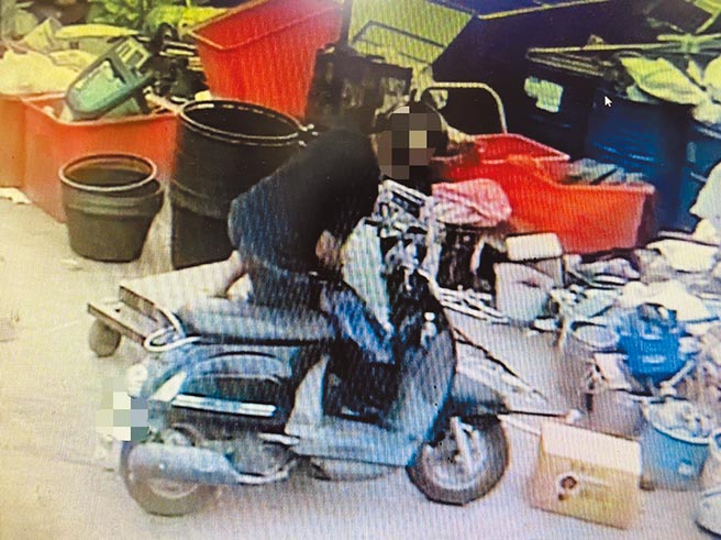 監視器拍下蔣嫌騎車將電纜線載到回收場變賣。（翻攝照片／崔正綱高雄傳真）