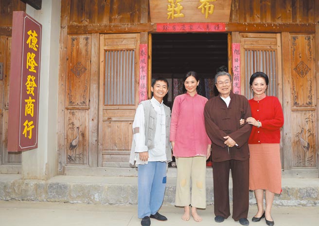 《牛车来去》主演蔡昌宪（左起）、安心亚、杨烈、高欣欣昨一起现身岸内糖厂影视基地。（公视提供）