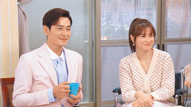 李燕（右）昨PCR结果阳性，剧中另一半陈冠霖也发高烧。（三立提供）