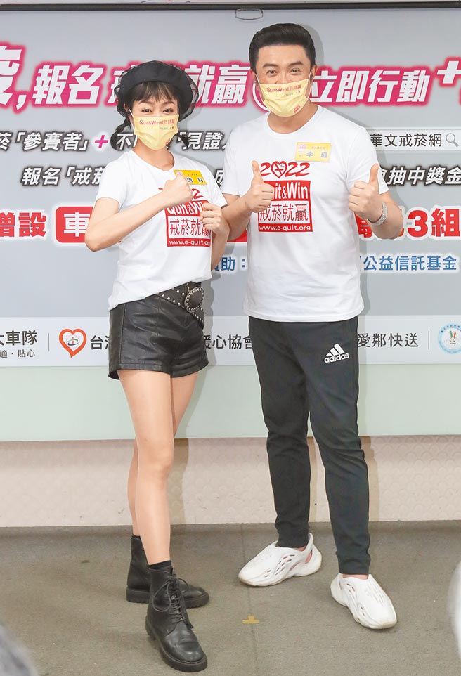 唐玲（左）跟李㼈出席记者会，是唐玲术后首次现身。（郑任南摄）