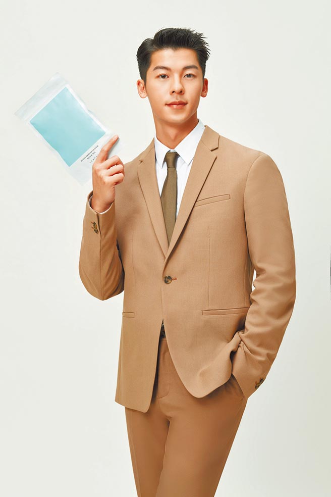 许光汉接下茶饮代言，日前拍摄广告造型帅气。（LABELLE拉蓓提供）