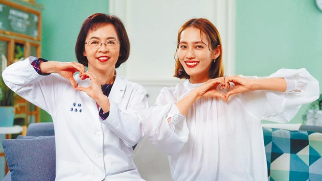 王棠云（右）和台湾早产儿基金会董事长张瑞幸医师一同呼吁预防RSV感染重要性。（早产儿基金会提供）