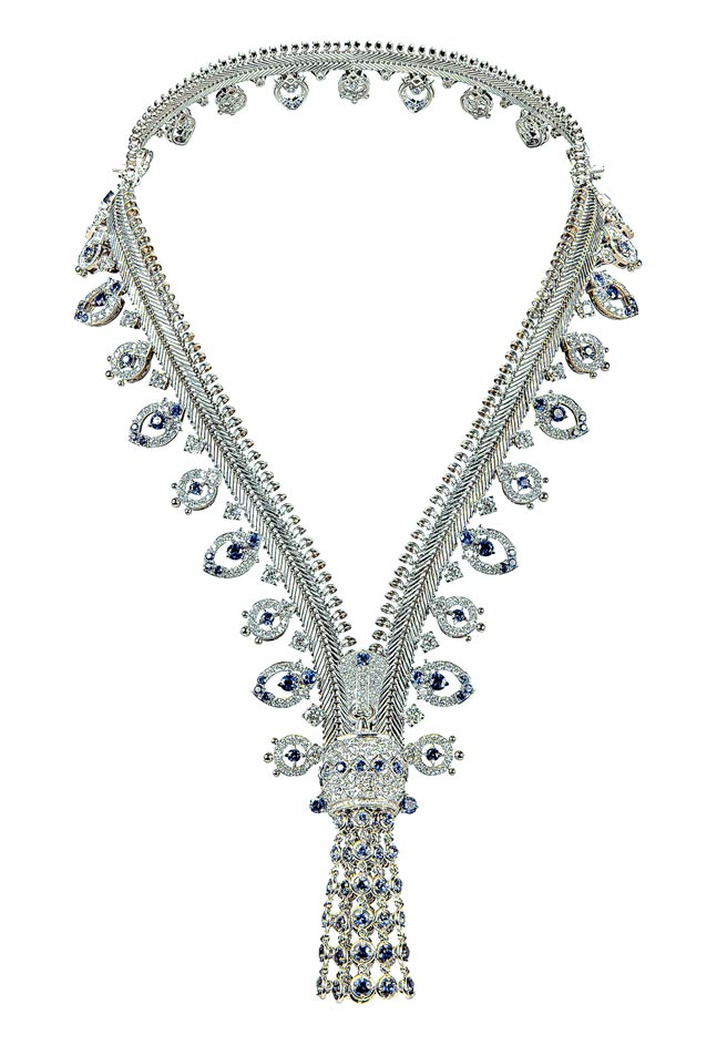工坊才剛完成的Zip Antique可轉換式項鍊，立刻來台展出，鑲嵌168顆藍寶石與523顆鑽石，1970萬元。（Van Cleef & Arpels提供）