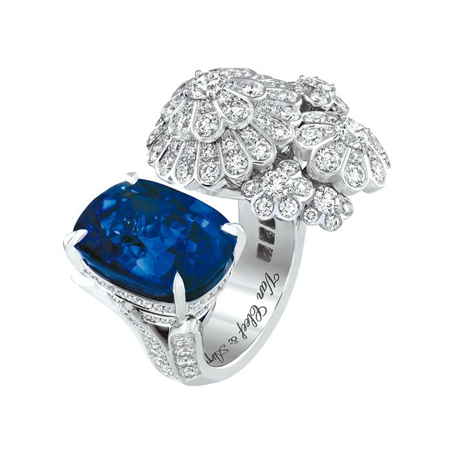 梵克雅寶Bouquet celeste指間戒，主石為16.34克拉藍寶石，5350萬元。（Van Cleef & Arpels提供）