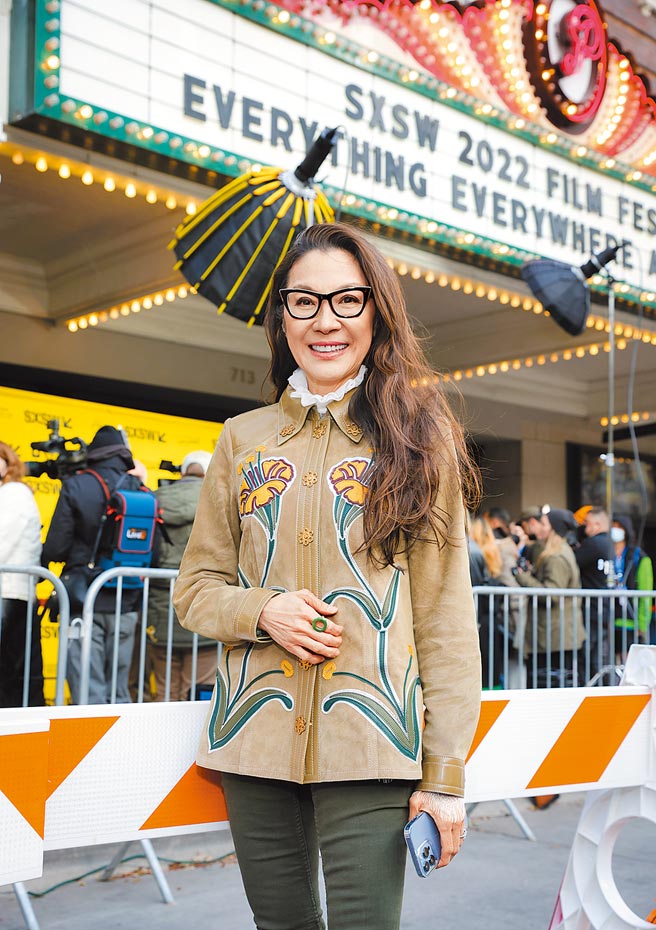 杨紫琼在美国SXSW影展穿Tory Burch花朵拼接皮外套，洋溢季节感。（CFP）