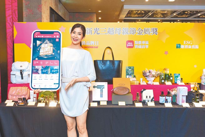 新光三越母亲节史上最狂回馈，推出《金妈奖》盛典致敬每一位金奖妈妈，首4日首度规画全馆满千元赠「千点」。（吴松翰摄）