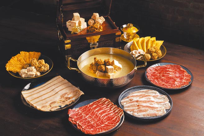 预定母亲节大餐：信义新天地黑武士特色老火锅芋头排骨锅底，推荐价300元至1100元起。（新光三越提供）
