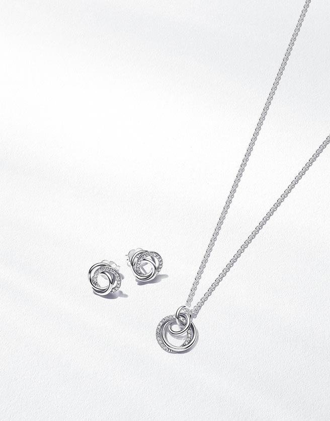 4月27日新光三越Pandora 2022母亲节系列期间限定优惠套组，永恒亲情圆环耳环＋项炼，特价3980元（8折）。（新光三越提供）