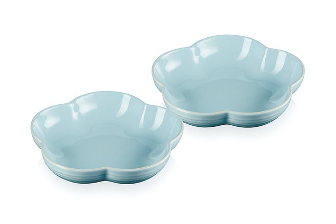 4月21日起，新光三越可用6000点纯点兑换，或50点＋800元加价购LE CREUSET花型盘（中）2入。（新光三越提供）