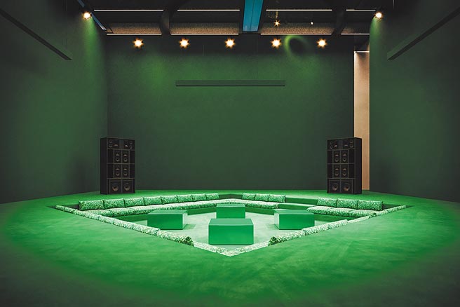 義大利精品品牌Bottega Veneta（BV），近期舉辦一系列「THE SQUARE」文化交流活動，並久違的於中東舉辦活動，在黎巴嫩建築師Carl Gerges所設計的場域中（見圖）。（Bottega Veneta提供）