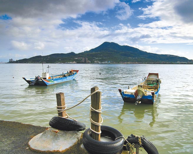 淡水河畔可远眺观音山，山水连成一片。（本报资料照片）