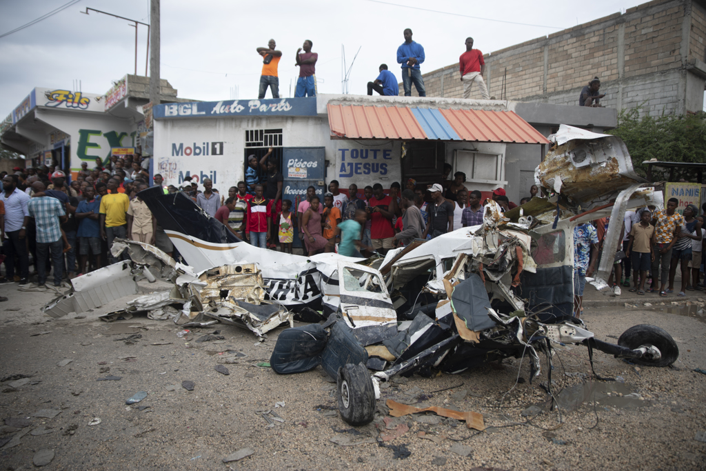 一架小型飞机今天坠落海地首都太子港（Port-au-Prince）繁忙街区，至少造成6人死亡。图／美联社(photo:ChinaTimes)