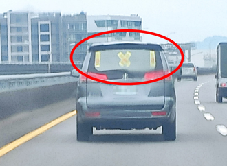 前車後擋風玻璃貼上「4符咒」目擊者嚇壞 真實用途曝光