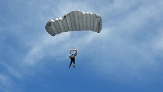 跳傘表演隊從天降  驚動美國會山莊一度疏散