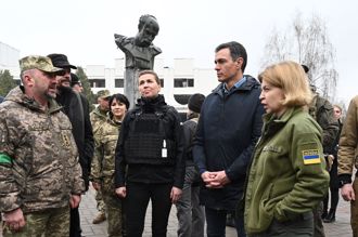 丹麥西班牙總理走訪烏克蘭小鎮 對戰爭慘況感到震驚