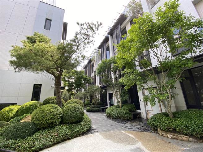 京佑建设新完工落成的「京佑雅正二期」豪墅建案，在都市中坐拥绿意盎然。（卢金足摄）