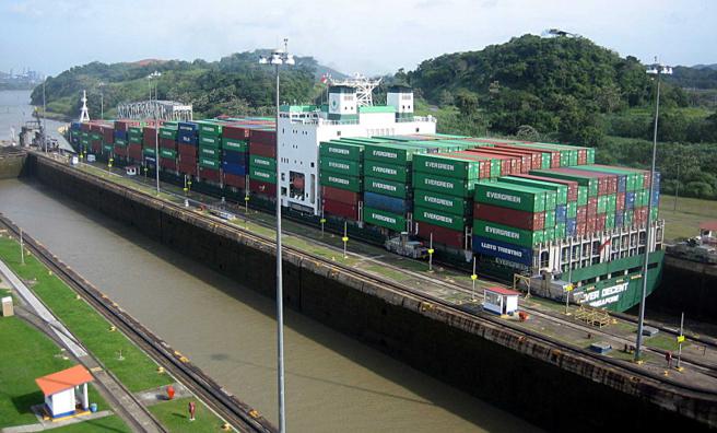巴拿马商长荣国际的股权平均分为五等分，由张荣发与四个儿子拥有，为张家资金重要的海外金库。图为长荣货柜轮通过巴拿马运河。（图／报系资料照）