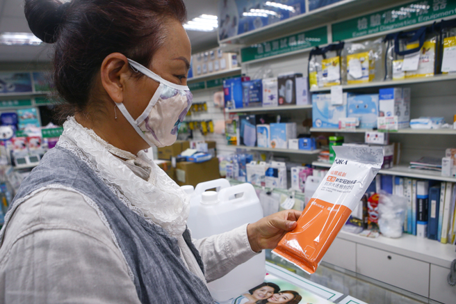 隨著國內疫情持續升溫，快篩試劑的需求聲浪提高，普遍藥房買不到快篩試劑，僅存少量庫存。（資料照/鄧博仁攝）