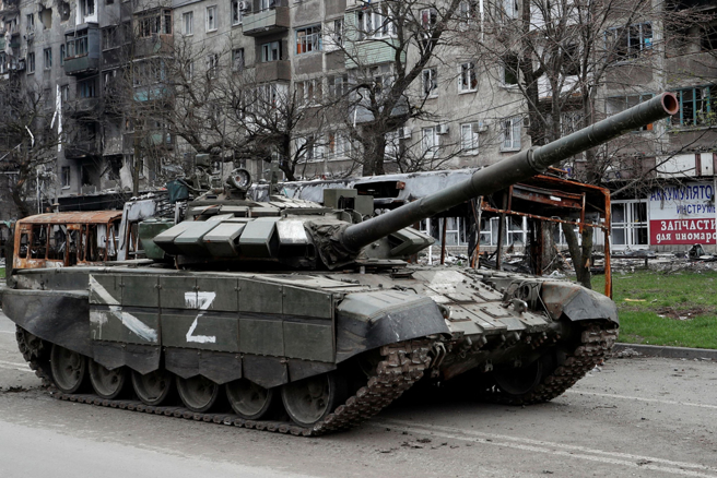 親俄部隊坦克停在馬立波（Mariupol）住宅區前。（路透）