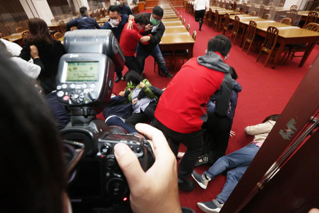 立法院財政委員會21日審查攸關國務機要費除罪化的「會計法第99條之1條文修正草案」，會議室開門時藍綠立委推擠搶占主席台。（姚志平攝）