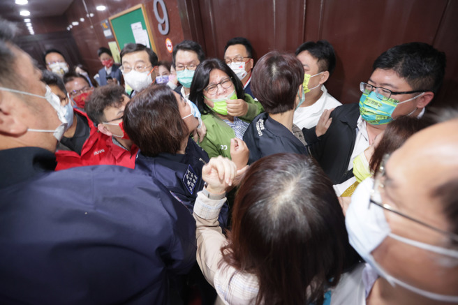 立法院財政委員會21日審查攸關國務機要費除罪化的「會計法第99條之1條文修正草案」，會議室開門時藍綠立委推擠搶占主席台。（姚志平攝）