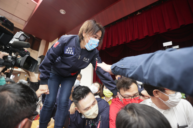 立法院財政委員會21日審查攸關國務機要費除罪化的「會計法第99條之1條文修正草案」，會議室開門時藍綠立委推擠搶占主席台。（姚志平攝）